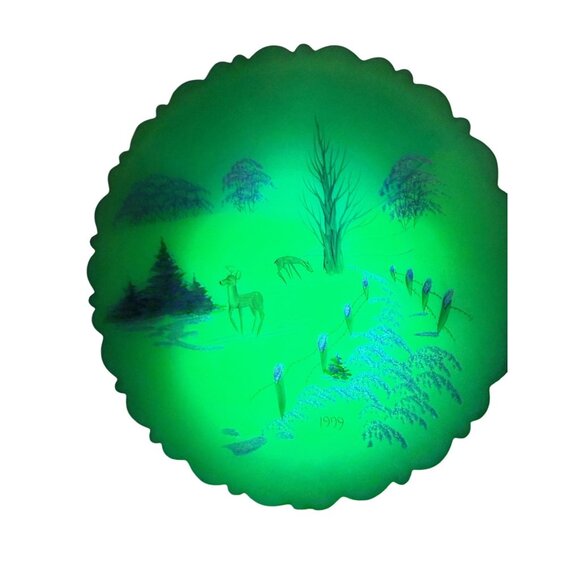 1979 Fenton Artist Jim Andrick "Nature's Christmas" Uranium Custard Satin Plate - Picture 3 of 13